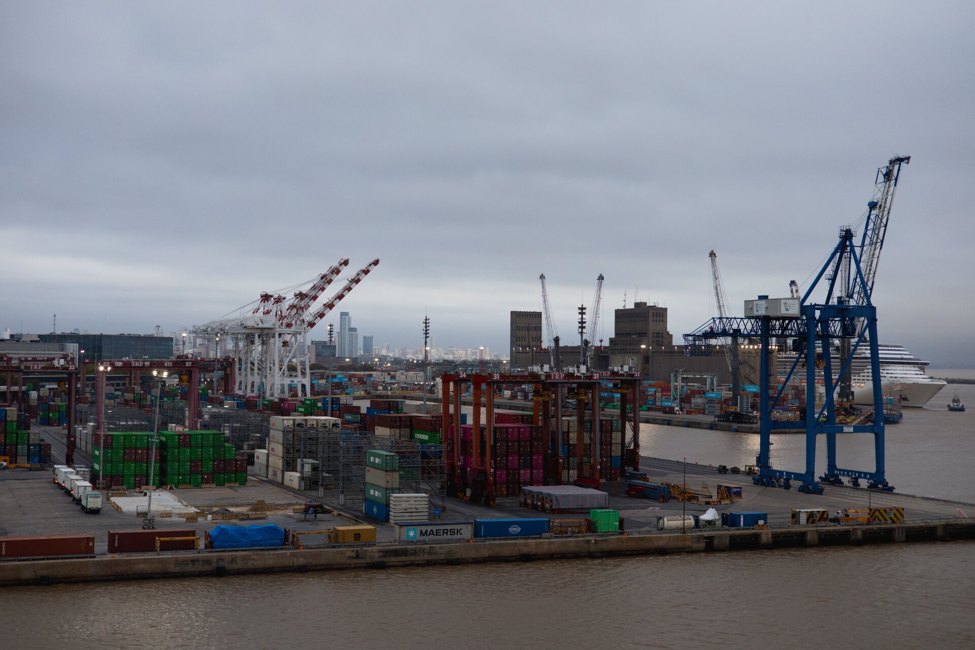 Container terminal supporting Al-Voria import and export operations